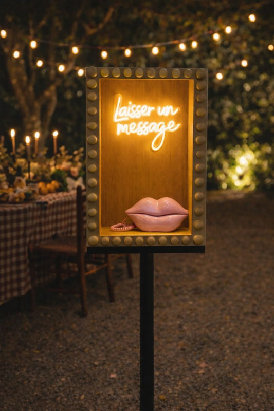 Cabine téléphone livre d’or audio mariage en bois en soirée avec lumière guinguette