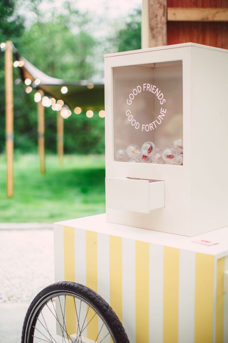 Desserte jaune rayure pour mariage