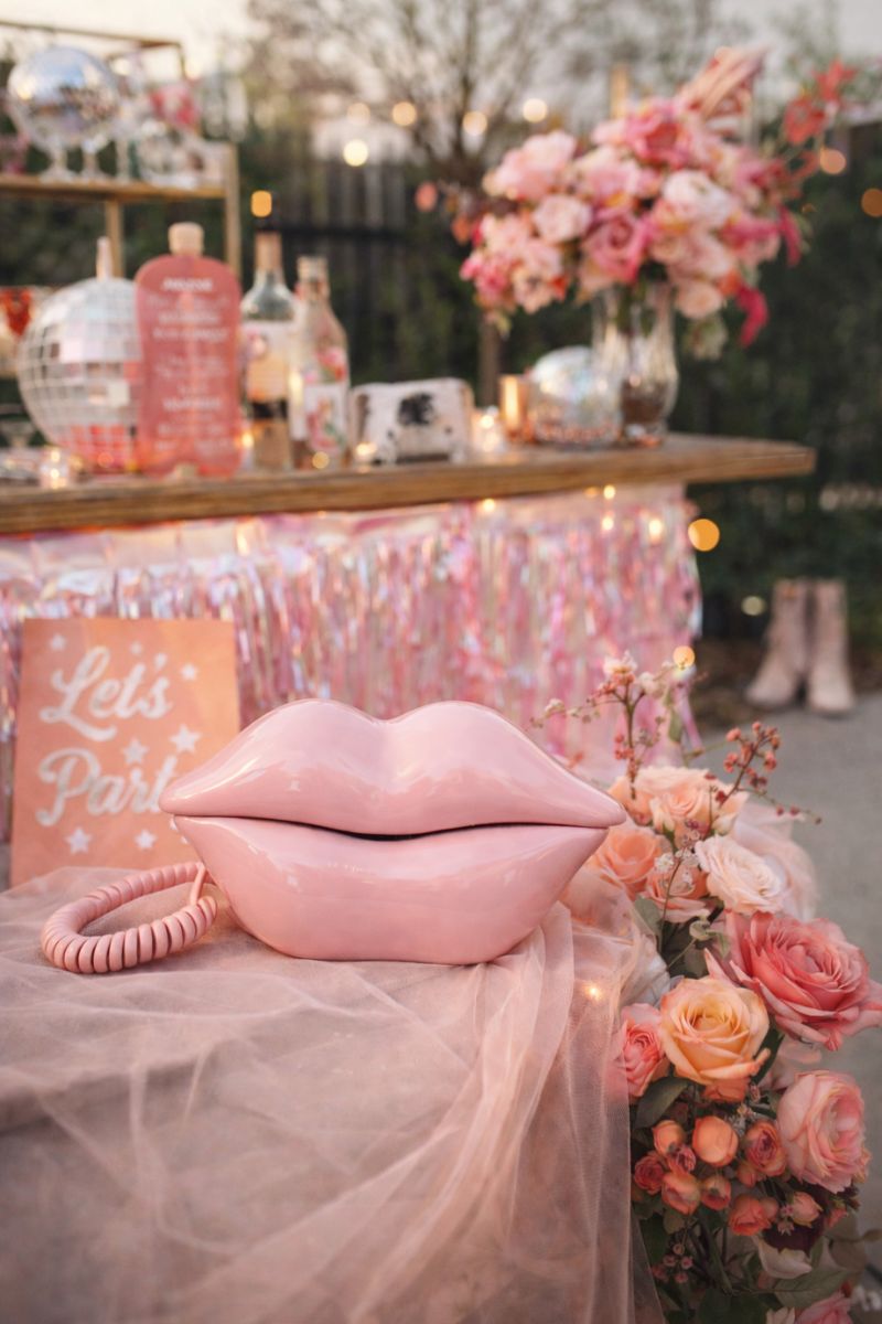 Téléphone livre d'or bouche rose dans un mariage qui brille