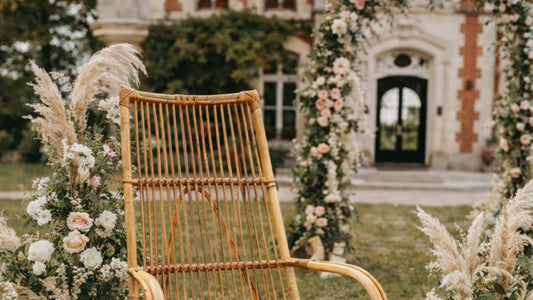 Chaise en rotin dans un décor de fleur de mariage devant un château
