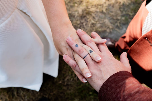 Tatouage cœur sur les doigts pour les mariés landais