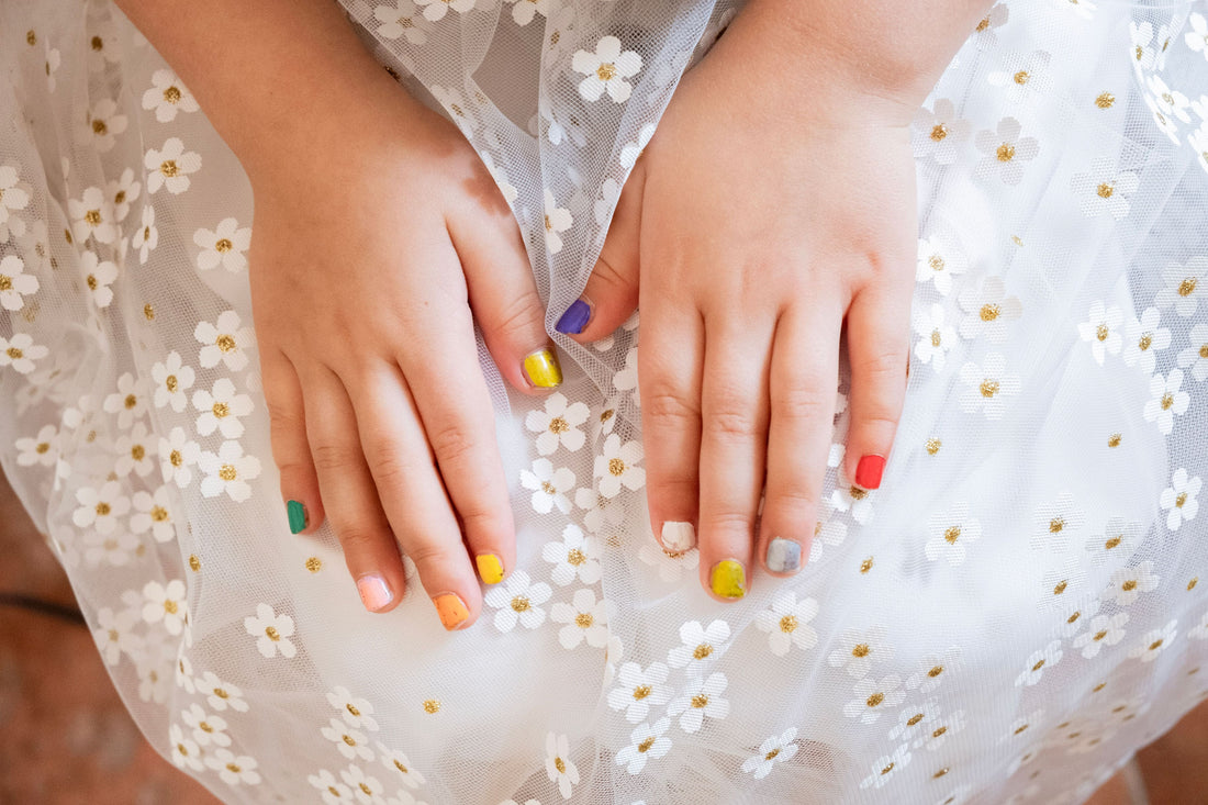 mains de petite fille avec vernis de toutes les couleurs