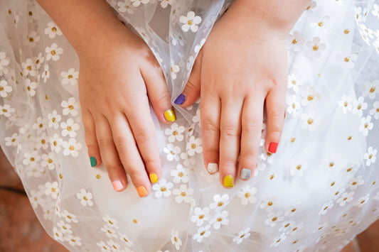 mains de petite fille avec vernis de toutes les couleurs