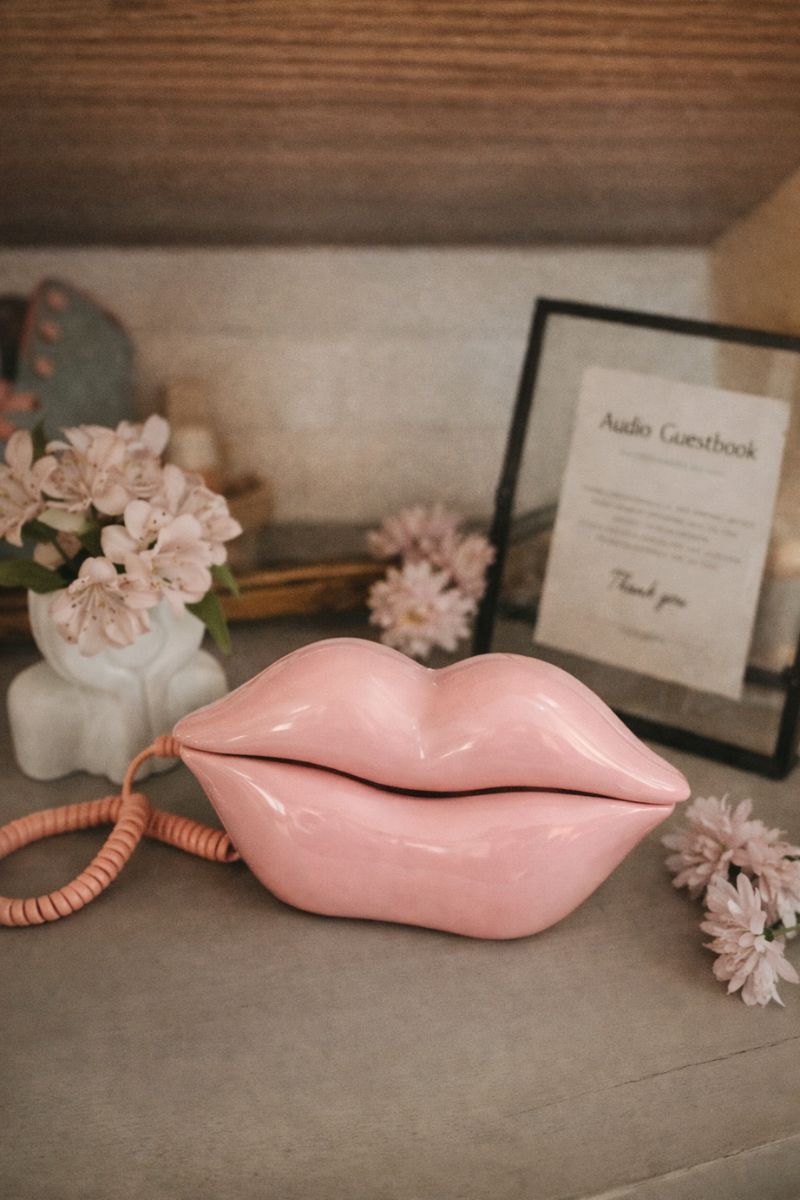 Téléphone rose en forme de bouche idéal pour un mariage