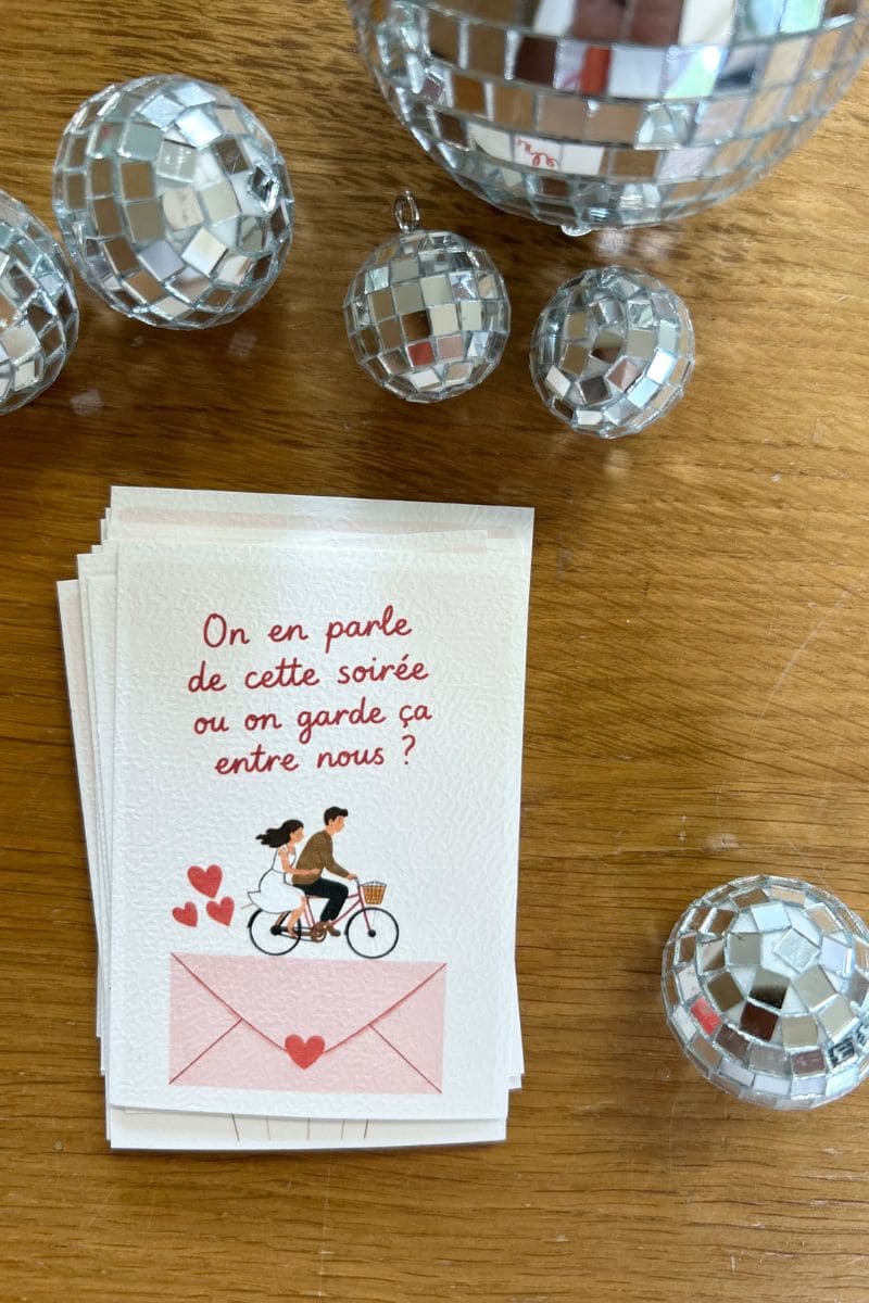 Carte papier illustrée pour un mariage avec boules a facette en déco