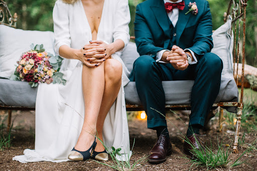 Couple assis sur une banquette pendant la cérémonie laïque de leurs mariages