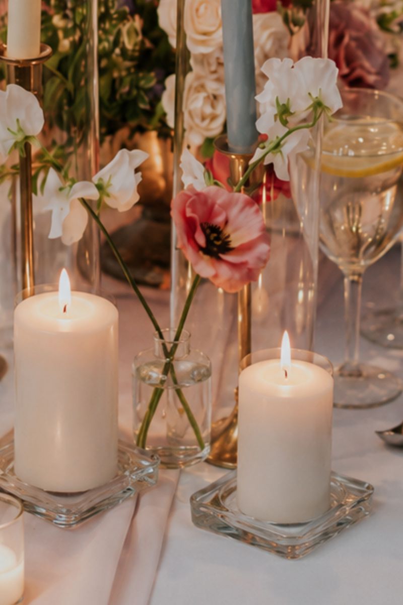 Table avec bougie et sous verre pour bougies