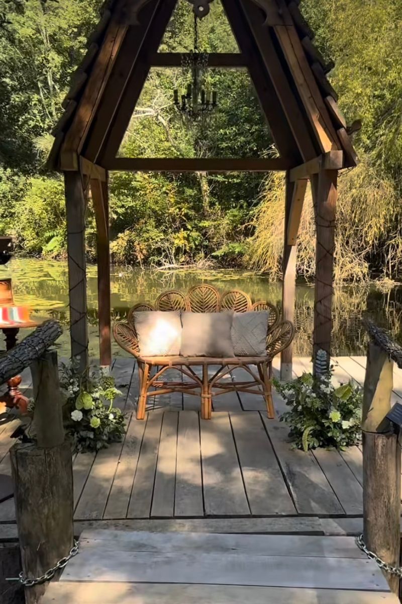 Banquette en rotin pour les mariés d'une cérémonie laïque au bord d'un lac