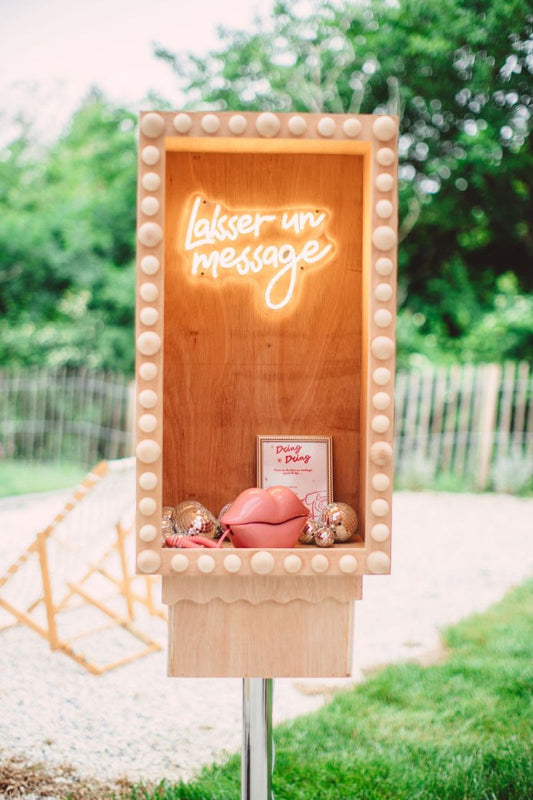 Cabine téléphonique en bois pour livre d'or audio mariage