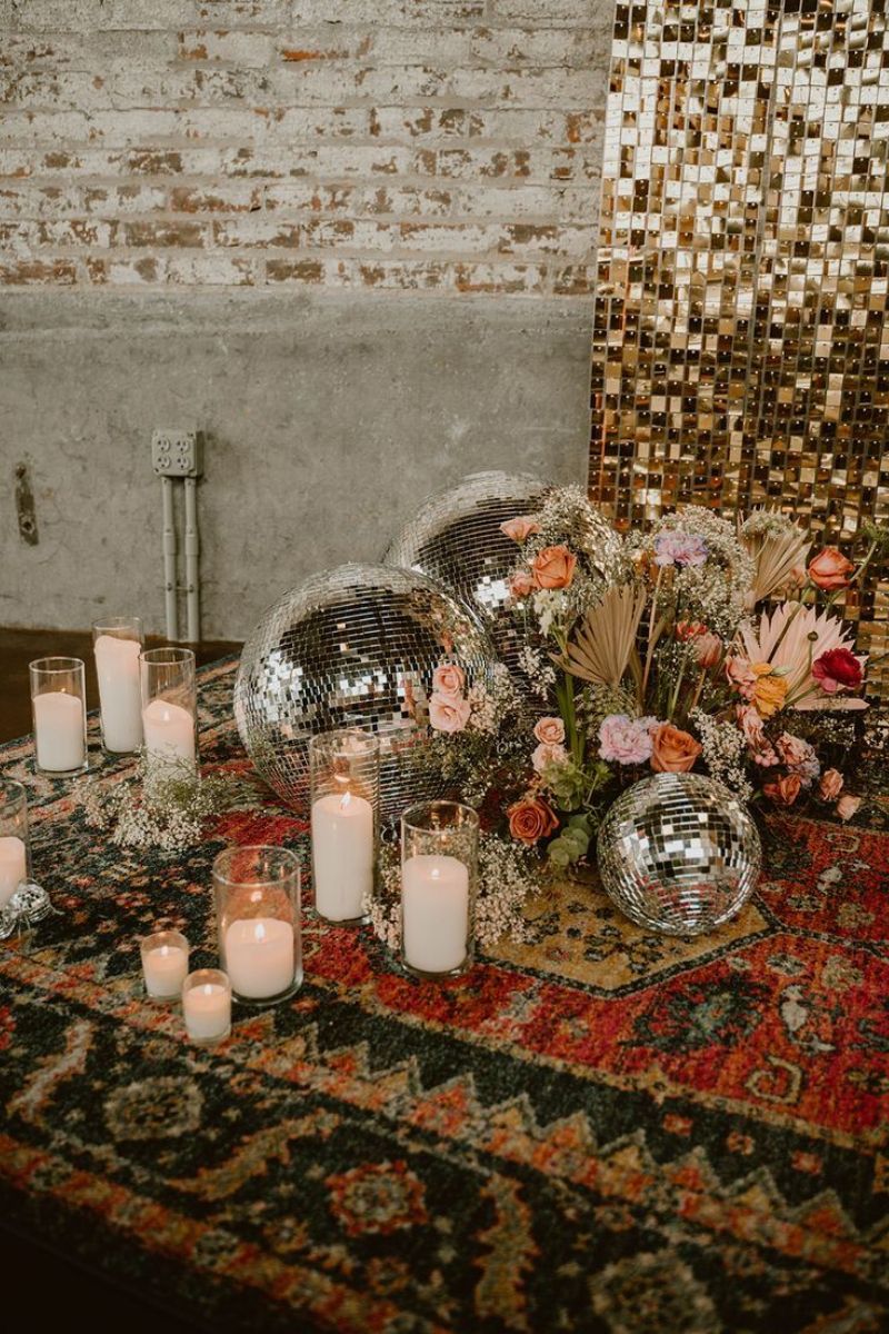Lot de vase pour bougie et boules a facette sur tapis berbère
