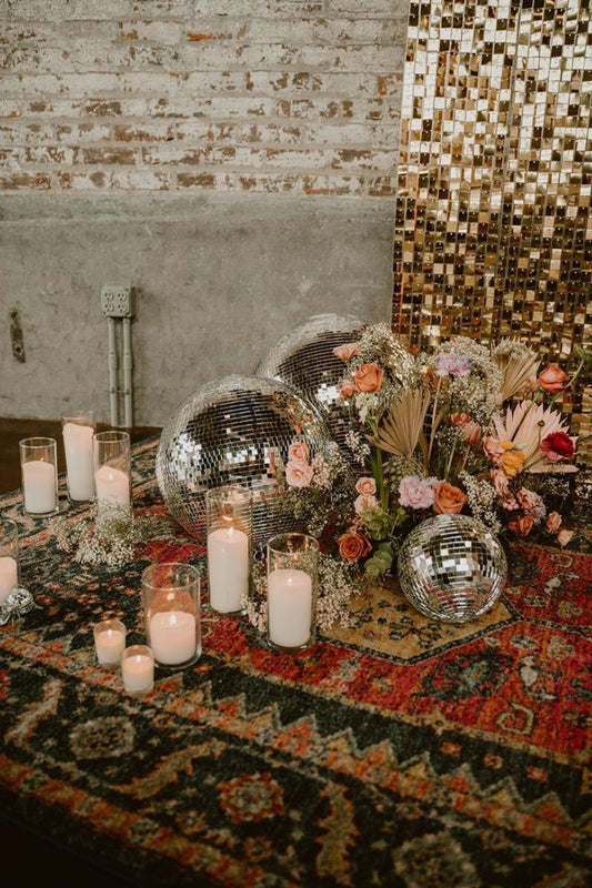 Lot de vase pour bougie et boules a facette sur tapis berbère