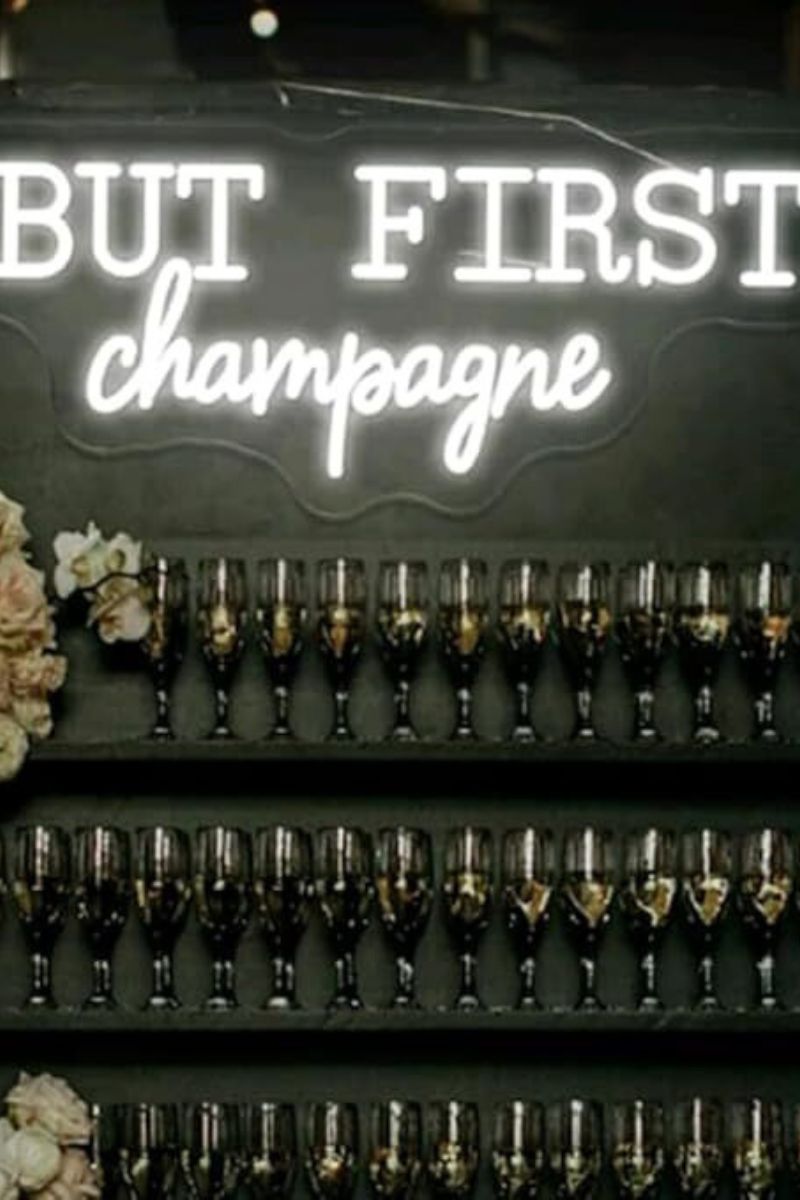 Néon "but first champagne" - location mariage