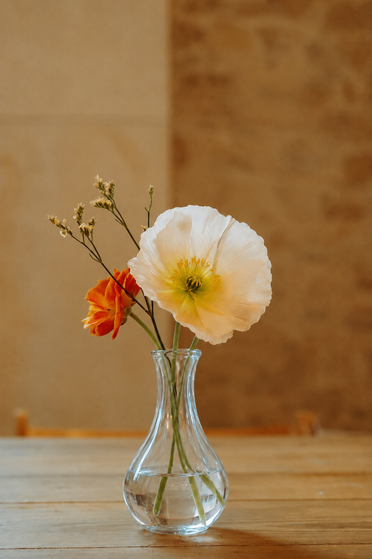 Petit vase soliflore avec coquelicot blanc
