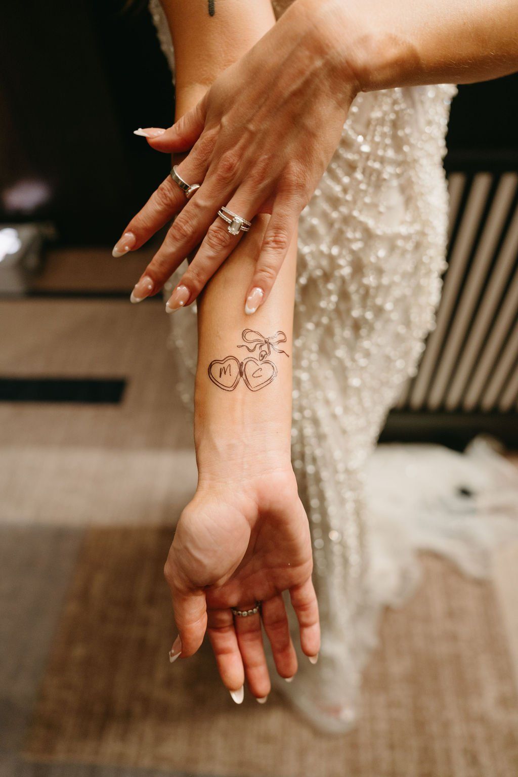 Mariée avec un tatouage éphémère personnalisé au poignet