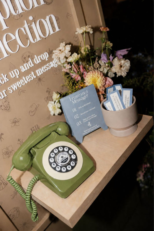 Téléphone vintage vert pour laisser des messages aux mariés