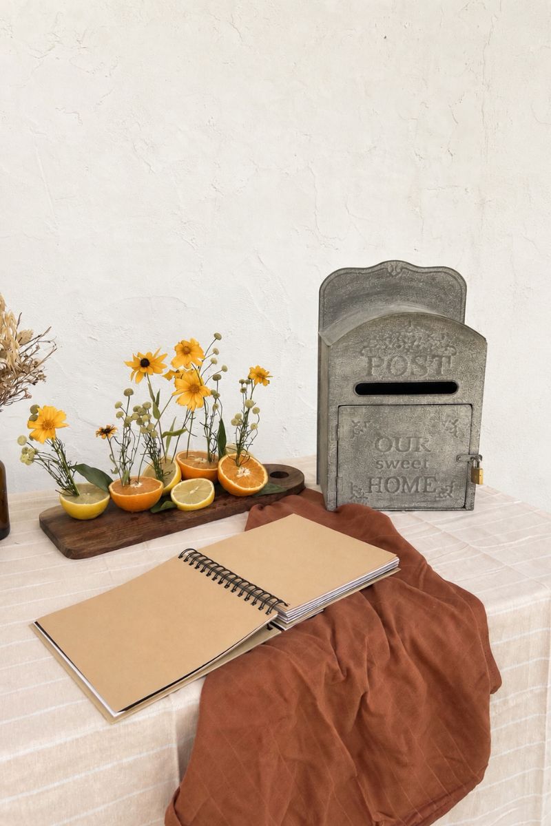 Boite aux lettres vintage posée sur une table
