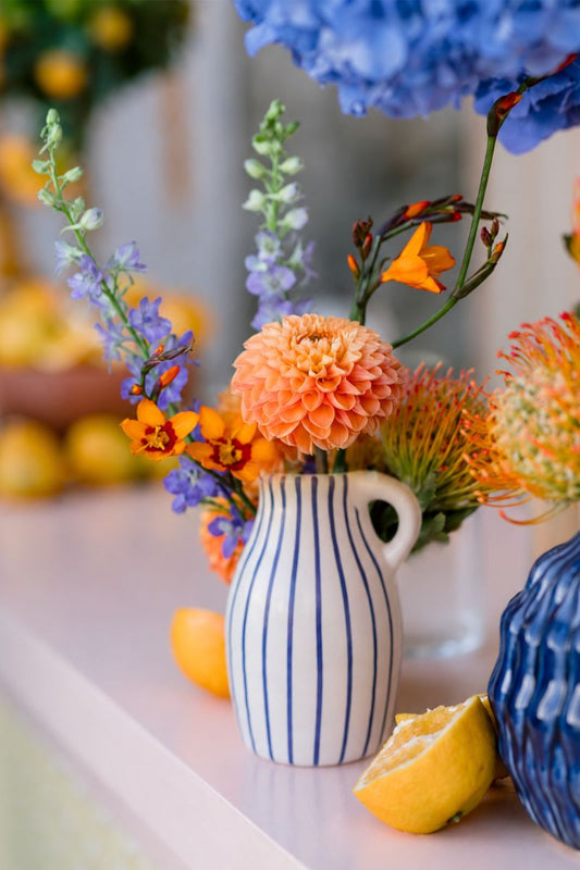 Vase blanc et bleu, fleur orange et bleu pour mariage dans les Landes
